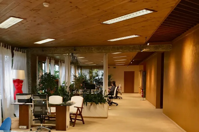 Cómo crear un ambiente acogedor en tu oficina utilizando la tonalidad marrón